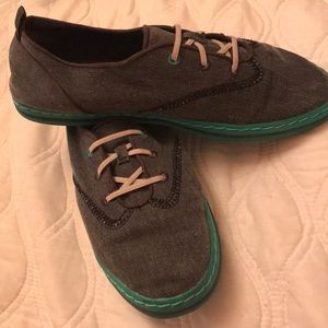 Teva tennis shoes size 8